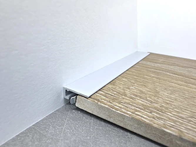 Микроплинтус Teckwood M-6 RAL7047 Серый Муар на Otdelka1.ru