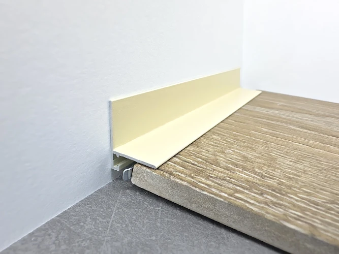 Микроплинтус Teckwood L-20 RAL1015 Слоновая кость Муар на Otdelka1.ru