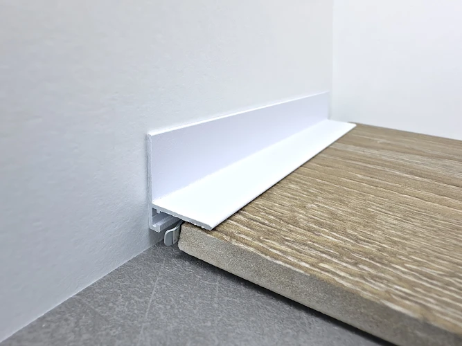 Микроплинтус Teckwood L-20 RAL9016 Белый Муар на Otdelka1.ru