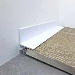 Микроплинтус Teckwood L-20 RAL9016 Белый Муар