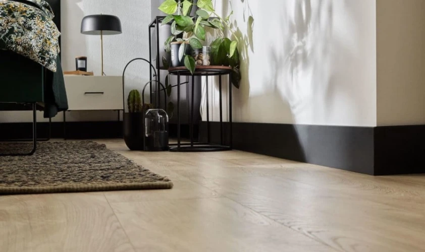 Плинтус Vox Espumo 506 Черный на otdelka1.ru