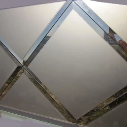Потолочное пескоструйное стекло 295х295 с фацетом