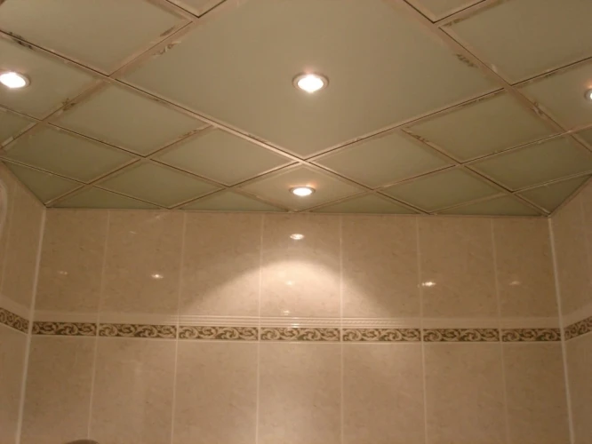 Потолочное пескоструйное стекло 595х595 с фацетом на otdelka1.ru