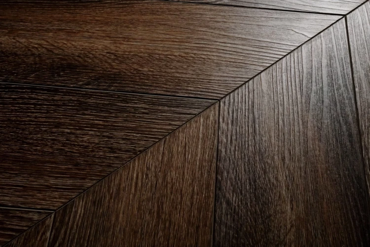 Кварц-виниловая плитка Damy Floor Chevron клеевая Лувр на otdelka1.ru