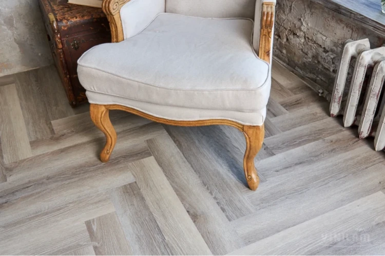 Кварц-виниловая плитка Vinilam Parquet Herringbone Glue IS11122 Паркет Эрмитаж на Otdelka1.ru
