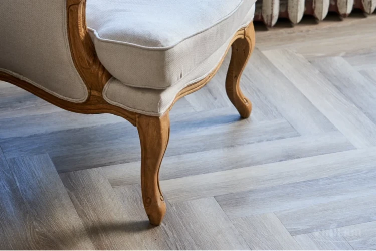 Кварц-виниловая плитка Vinilam Parquet Herringbone Glue IS11122 Паркет Эрмитаж на Otdelka1.ru