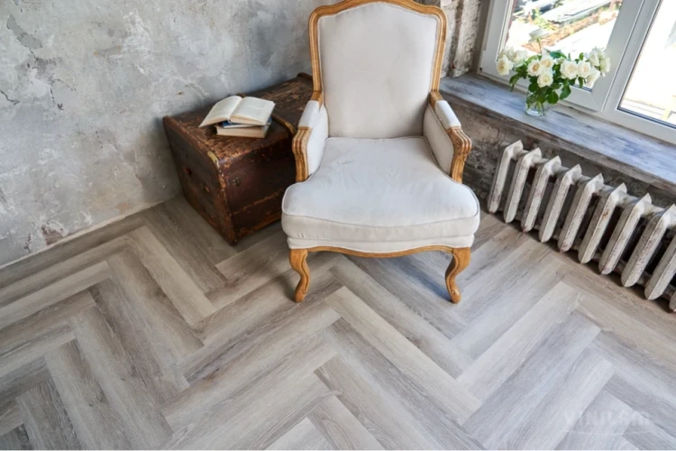 Кварц-виниловая плитка Vinilam Parquet Herringbone Glue IS11122 Паркет Эрмитаж на Otdelka1.ru