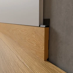 Вставка МДФ шпонированная дубом в скрытый плинтус LWD 80 мм