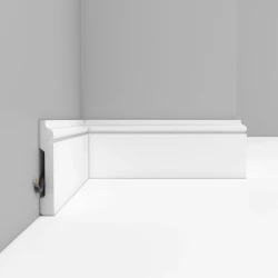 Плинтус напольный Decomaster D005-114 белый глянец