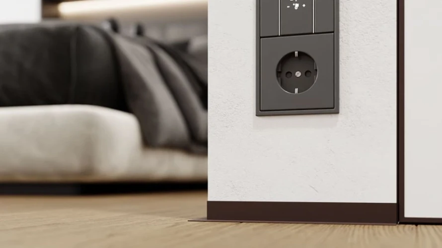 Микроплинтус L-образный с пружинами Шоколадно-коричневый RAL 8017 на otdelka1.ru