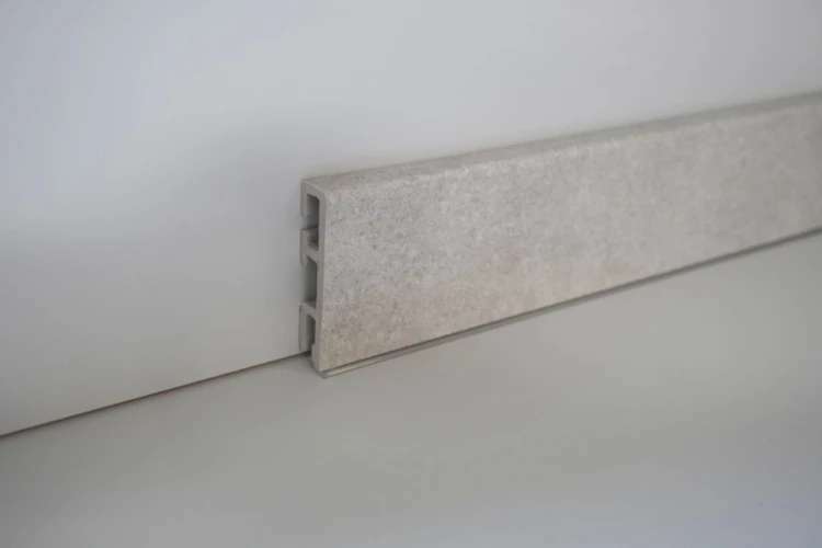 Плинтус Falquon The Floor P3001 Nebbia на Otdelka1.ru