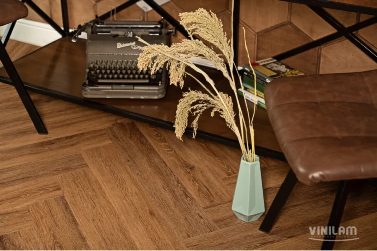 Кварц-виниловая плитка Vinilam Parquet Herringbone Glue IS11210 Паркет Де Вилль на Otdelka1.ru