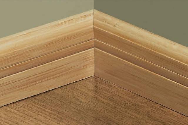 Стык деревянного плинтуса в углах. Стыковка деревянных плинтусов. Угловое соединение плинтуса. Плинтус для кривых стен. Стык деревянного плинтуса в углах.