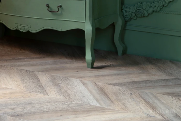 Кварц-виниловая плитка Винилам / Vinilam Chevron Glue RI153616CL4 Шеврон Шампань на otdelka1.ru