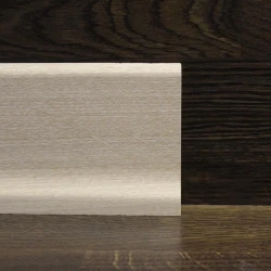 Плинтус массивный Дуб 90x17 мм евро