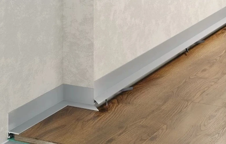 Микроплинтус Laconistiq L Max Серебряный анодированный на otdelka1.ru