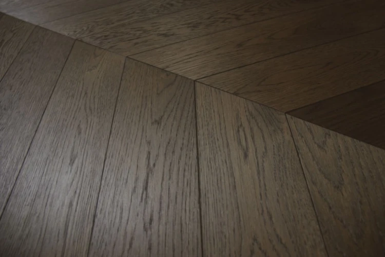 Паркетная доска Parquet Prime Chevron Дуб R-40 490 мм на Otdelka1.ru