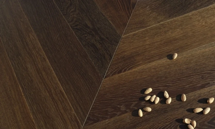 Паркетная доска Parquet Prime Chevron Дуб Saur Louvre на Otdelka1.ru