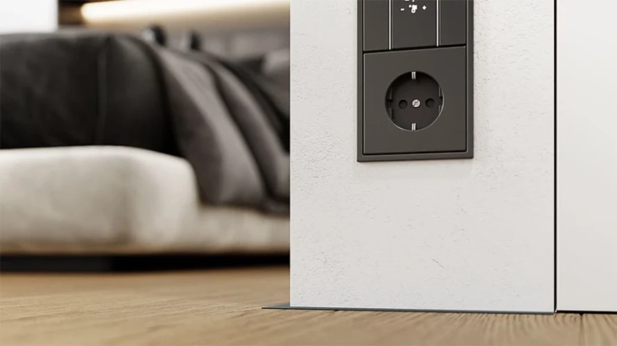 Микроплинтус с пружинами Черно-серый RAL 7021 на otdelka1.ru