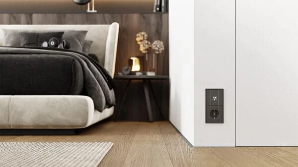 Микроплинтус с пружинами Черно-серый RAL 7021 на otdelka1.ru