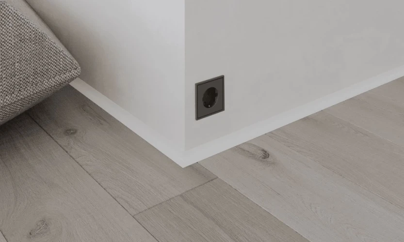 Микро плинтус Лайн Ликорн C-05.25.4 L-образный белый на otdelka1.ru