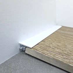 Микроплинтус Teckwood M-6 RAL9016 Белый Муар