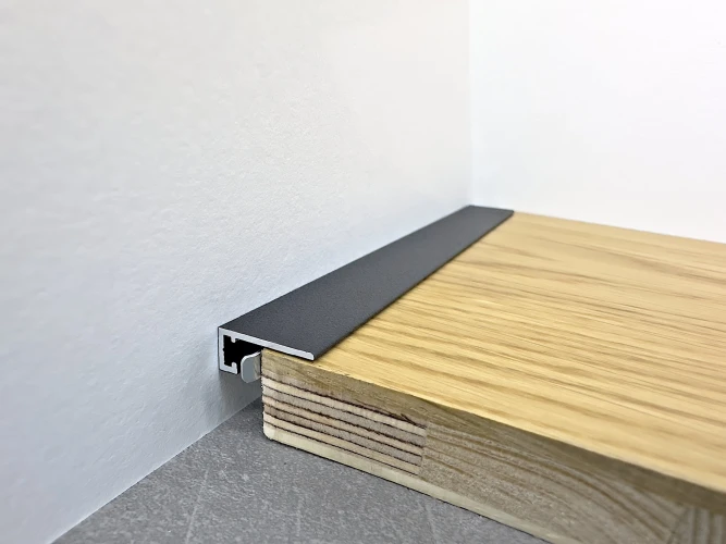 Микроплинтус Teckwood M-6 RAL9005 Черный Муар на Otdelka1.ru